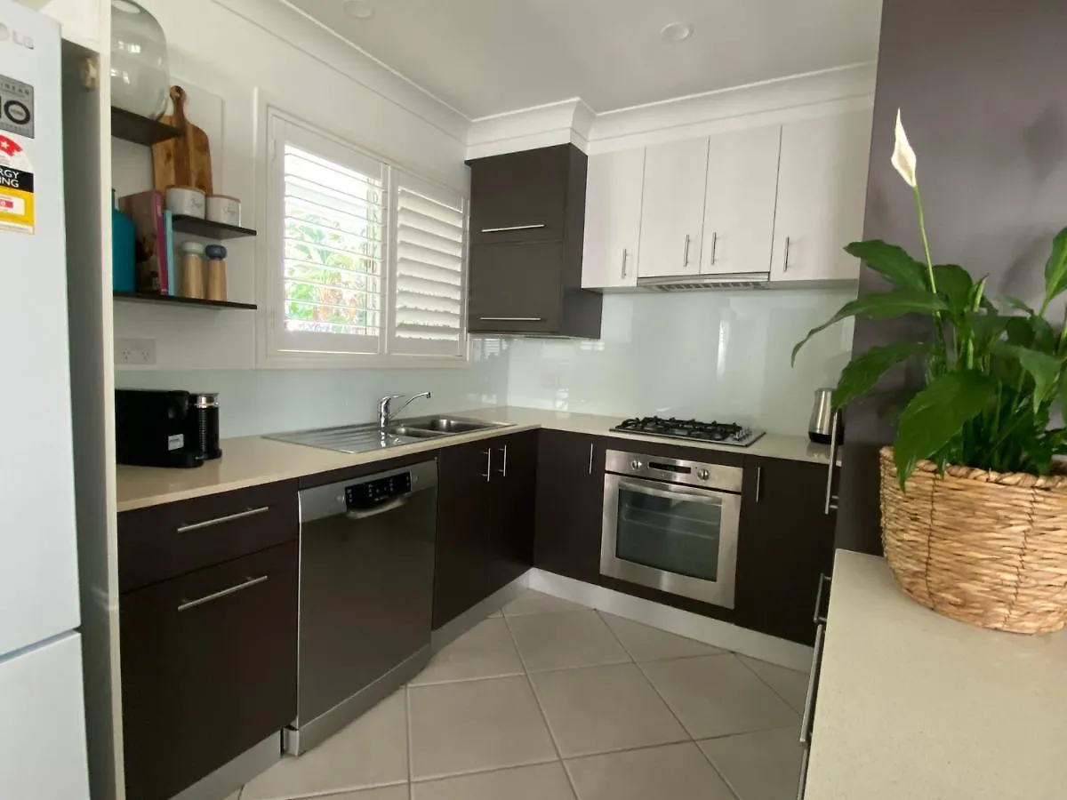 Walk To Beach, Swim In Pool Self Contained Home Sleeping 7 Alexandra Headland Avustralya