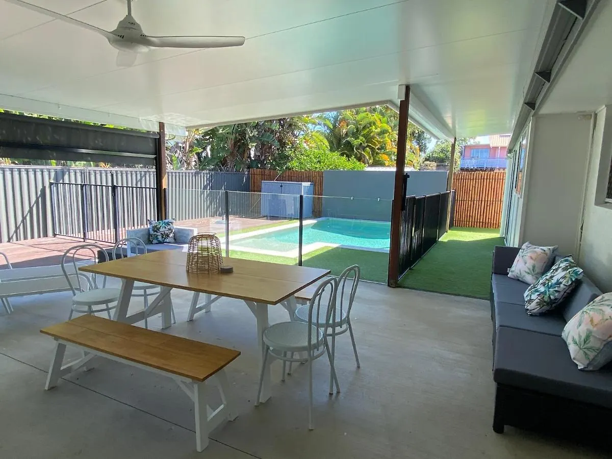 Walk To Beach, Swim In Pool Self Contained Home Sleeping 7 Alexandra Headland