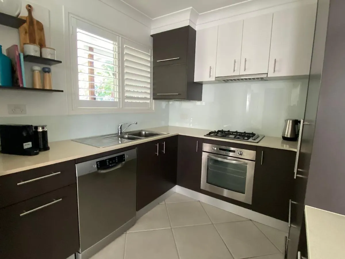 Walk To Beach, Swim In Pool Self Contained Home Sleeping 7 Alexandra Headland Tatil Evi