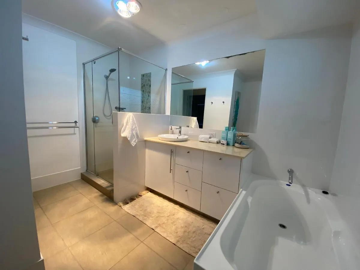 Walk To Beach, Swim In Pool Self Contained Home Sleeping 7 Alexandra Headland 0*,  Avustralya