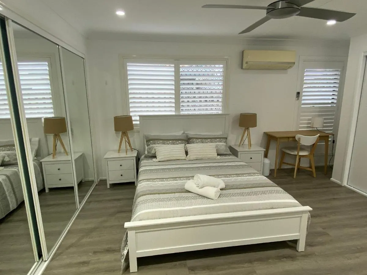 Walk To Beach, Swim In Pool Self Contained Home Sleeping 7 Alexandra Headland 0*,  Avustralya