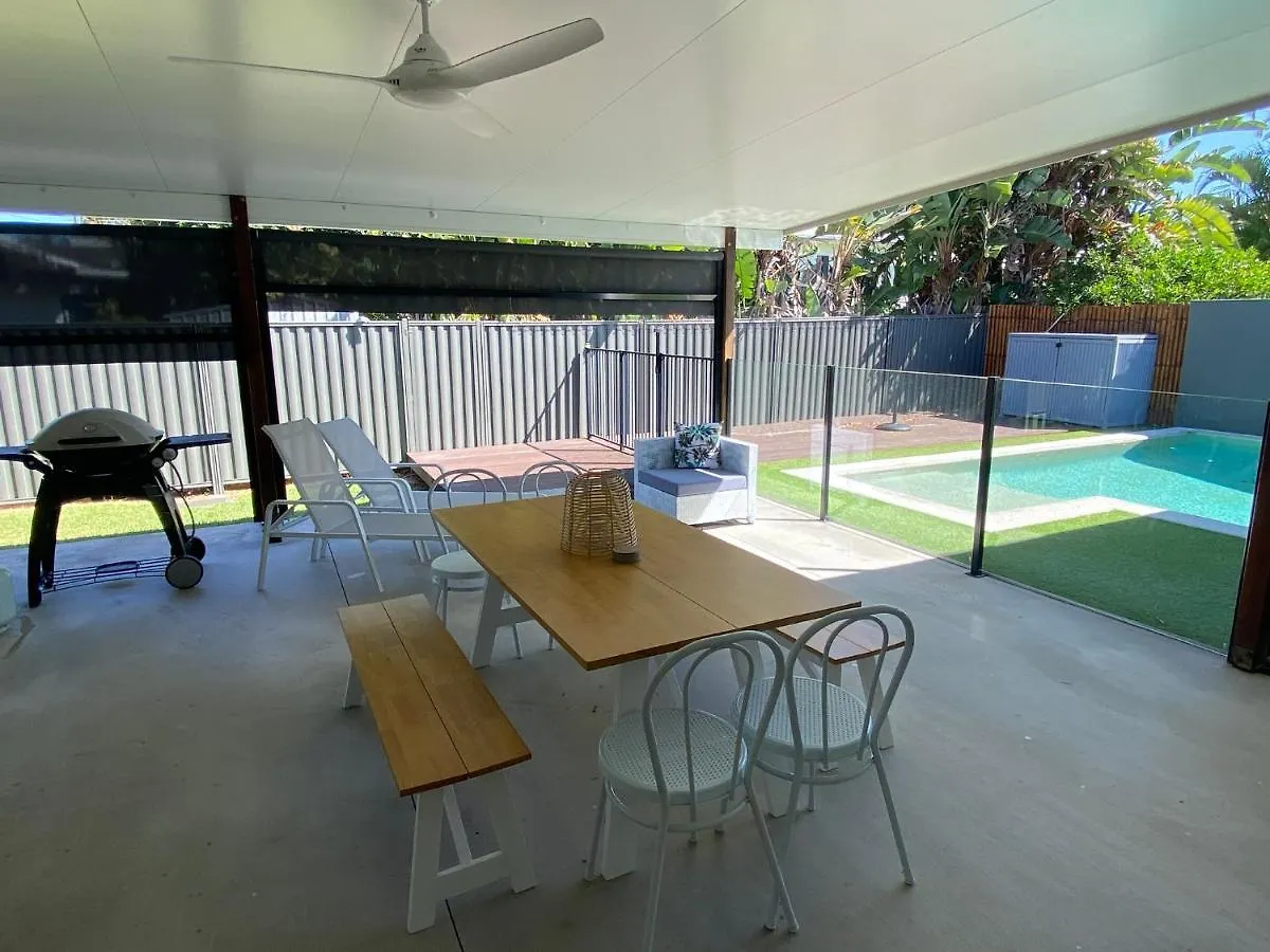 Walk To Beach, Swim In Pool Self Contained Home Sleeping 7 Alexandra Headland
