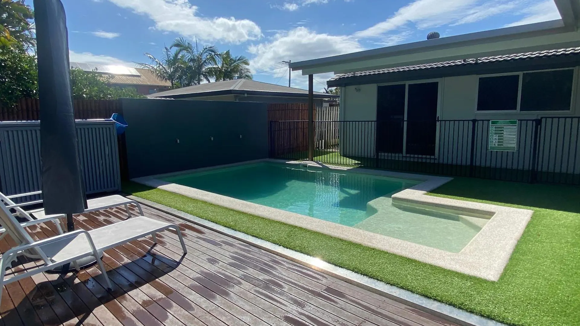 Walk To Beach, Swim In Pool Self Contained Home Sleeping 7 Alexandra Headland