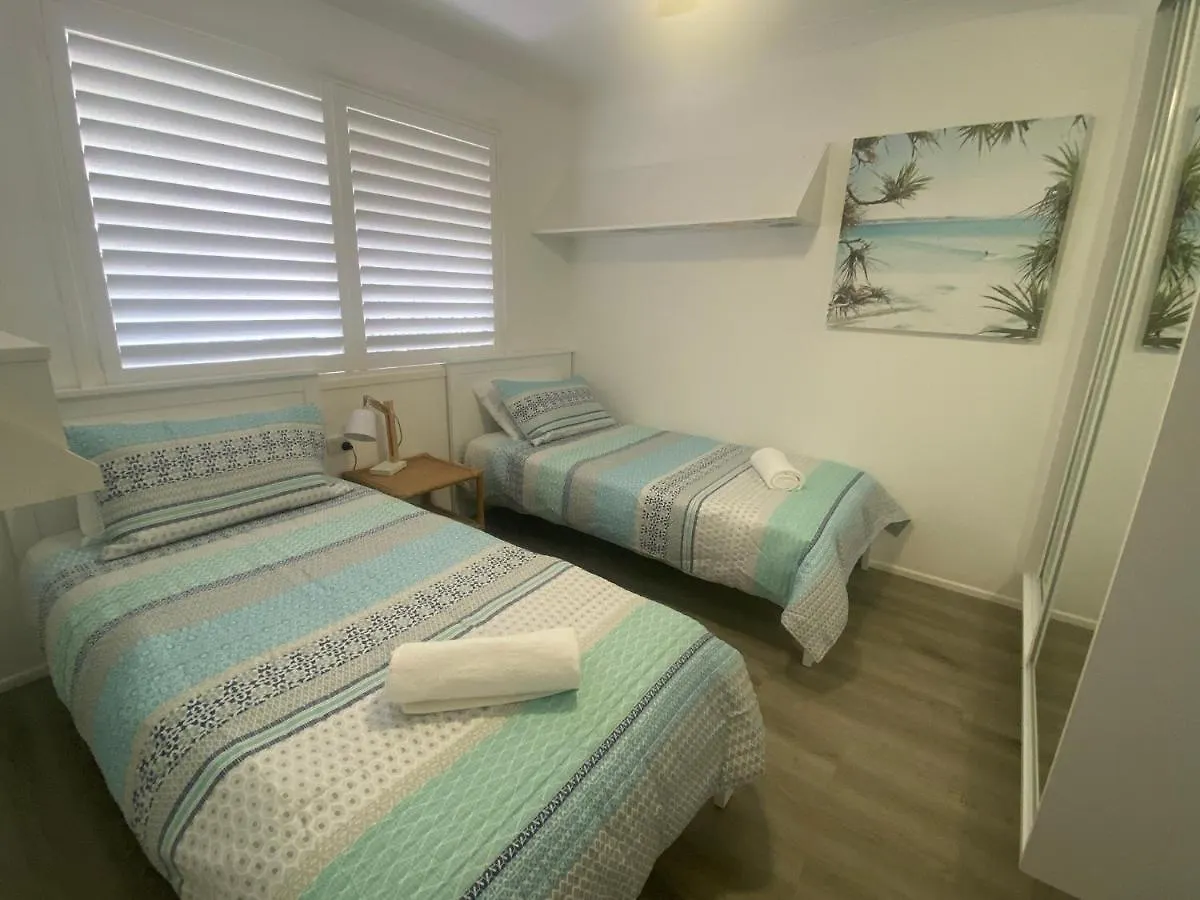 Walk To Beach, Swim In Pool Self Contained Home Sleeping 7 Alexandra Headland 0*,  Australia