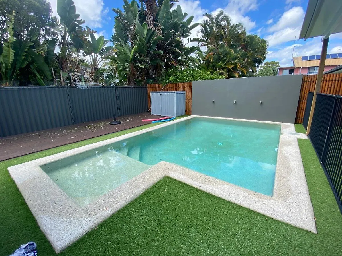 Casa vacanze Walk To Beach, Swim In Pool Self Contained Home Sleeping 7 Alexandra Headland Australia