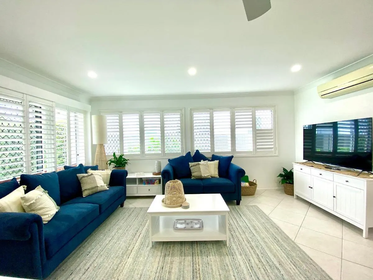 Walk To Beach, Swim In Pool Self Contained Home Sleeping 7 Alexandra Headland