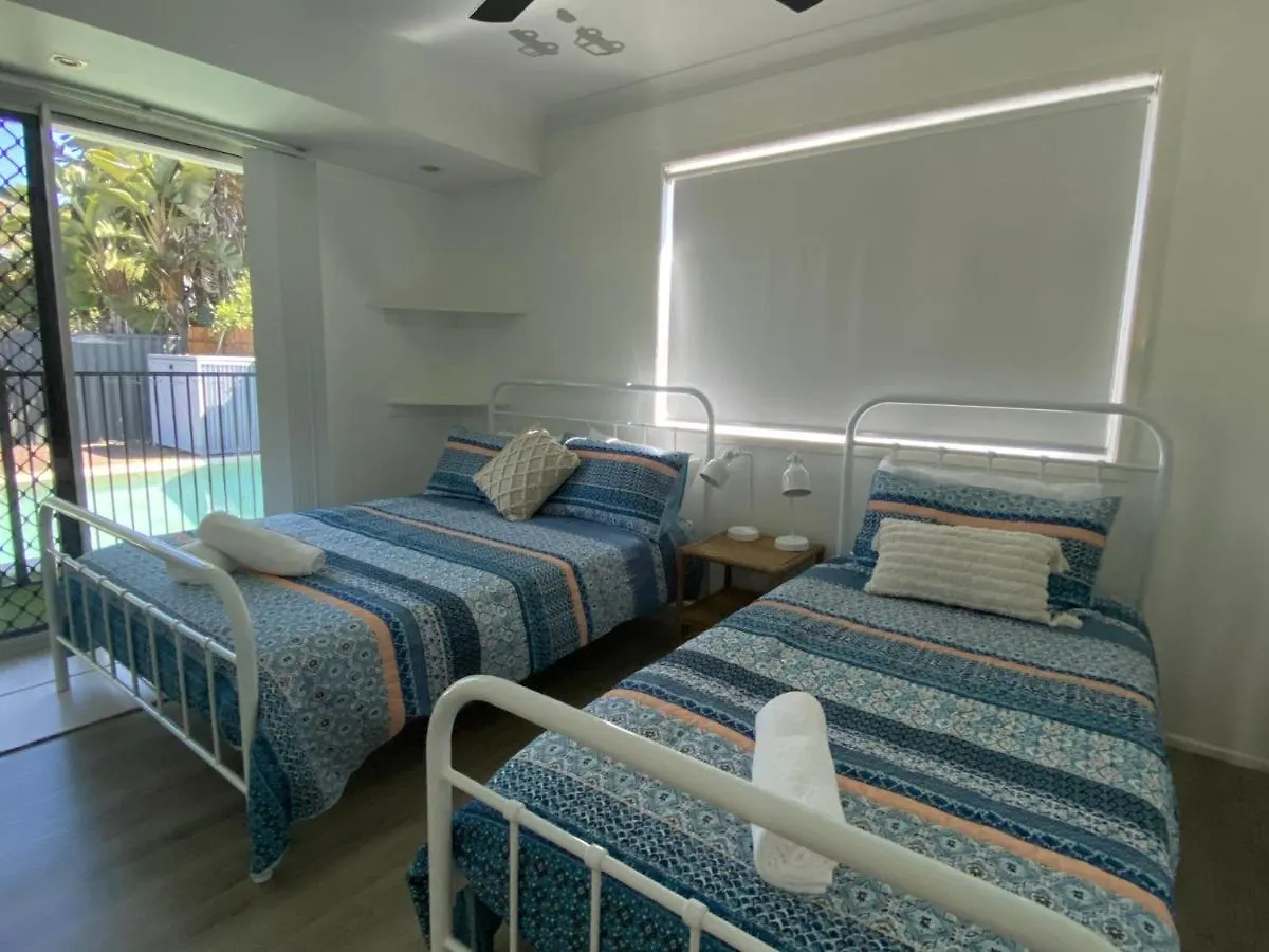 Walk To Beach, Swim In Pool Self Contained Home Sleeping 7 Alexandra Headland Avustralya