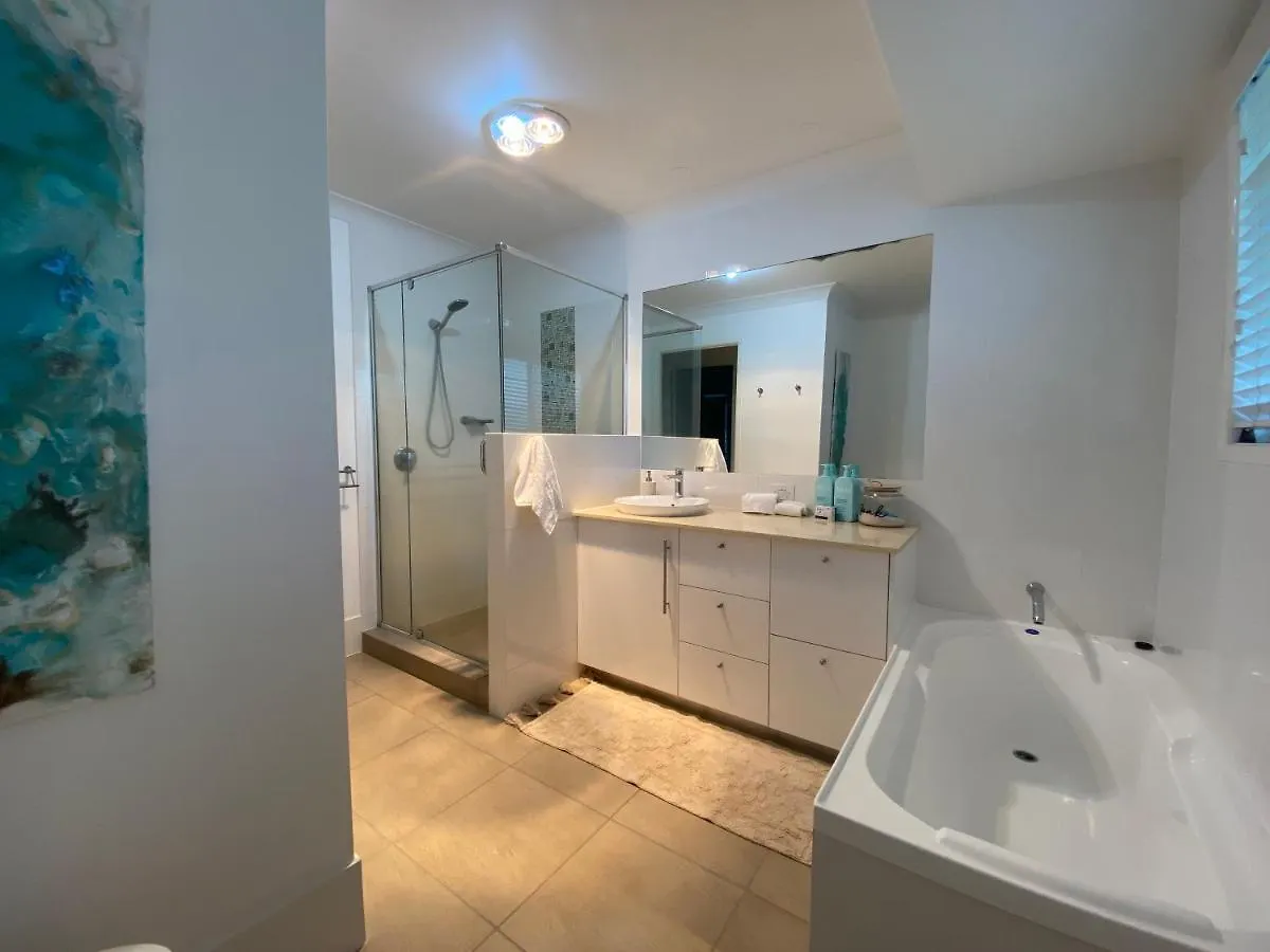 Walk To Beach, Swim In Pool Self Contained Home Sleeping 7 Alexandra Headland Tatil Evi